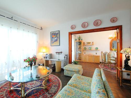 ein Wohnzimmer mit einem Sofa und einem Glastisch in der Unterkunft Villa Torre Yato by Interhome in Comarruga