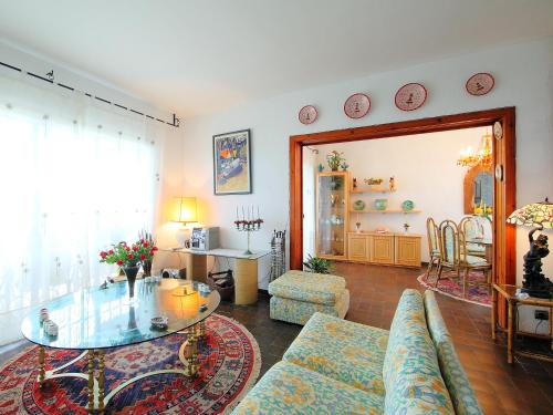 Posezení v ubytování Villa Torre Yato by Interhome