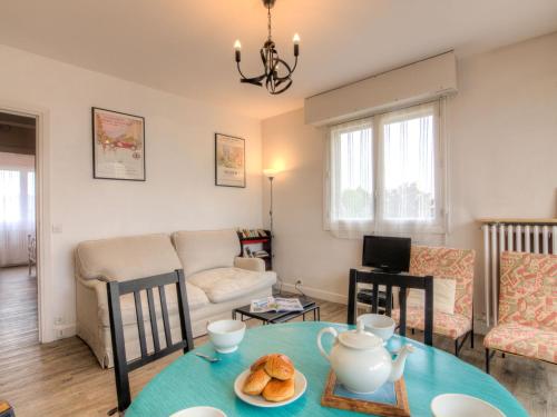 un salon avec une table et un canapé dans l'établissement Apartment Castel Guermante by Interhome, à Deauville