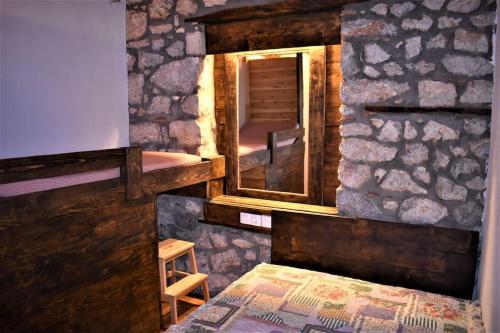 Gambar di galeri bagi Μικρή Πέτρινη Μεζονέτα 2 di Lílaia