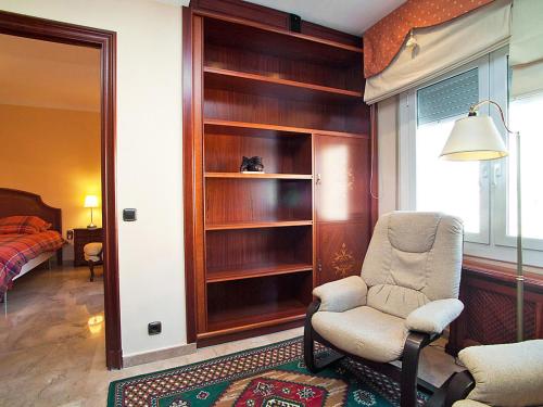 バルセロナにあるApartment Pg Gracia - Valencia by Interhomeのリビングルーム(椅子付)、ベッドルーム1室
