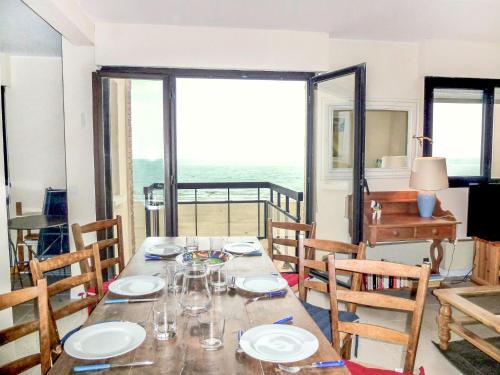 une salle à manger avec une table avec vue sur l'océan dans l'établissement Apartment Les Flots-2 by Interhome, à Trouville-sur-Mer