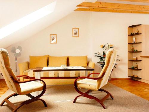 sala de estar con sofá y 2 sillas en Apartment Królowej Jadwigi by Interhome, en Cracovia