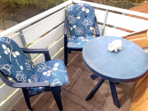 ノルトダイヒにあるApartment Tjalkstrasse-4 by Interhomeの椅子2脚、テーブル1台