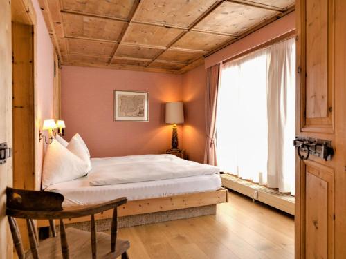 蓬特雷西納的住宿－徹薩米索酒店，卧室配有床、椅子和窗户。