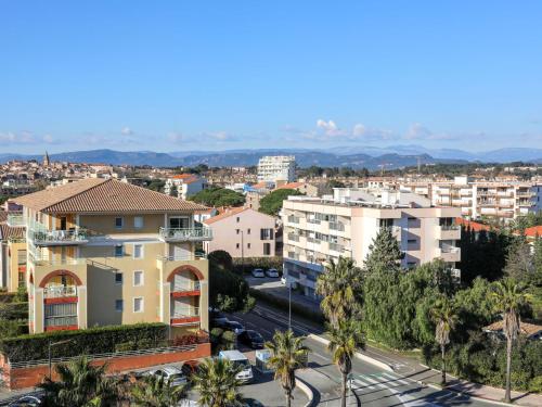 une vue aérienne d'une ville avec des bâtiments dans l'établissement Apartment Port d'Attache-3 by Interhome, à Fréjus