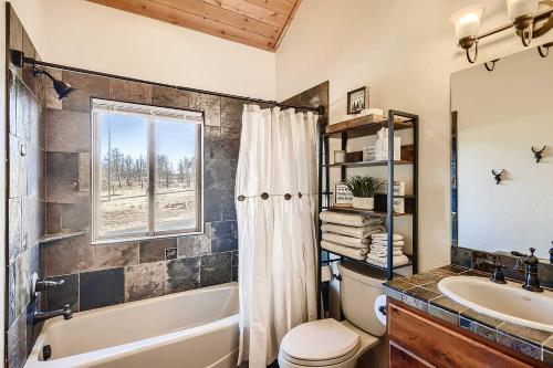 Ένα μπάνιο στο Idyllic Florissant Cabin with Patio and Hot Tub!