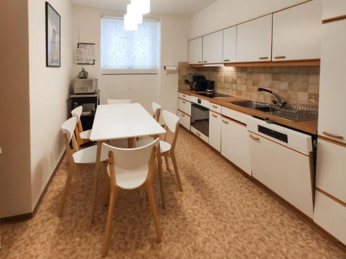 ダボスにあるApartment Haus Altein Apartment Nr- 4 by Interhomeのキッチン(テーブル、椅子付)