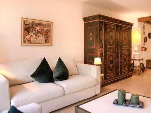 サンモリッツにあるApartment Residenz Surlej 6 by Interhomeのリビングルーム(ソファ、木製キャビネット付)