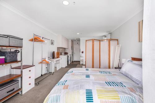 Ένα ή περισσότερα κρεβάτια σε δωμάτιο στο Harbourside Haven - Whangaparāoa Studio Apartment