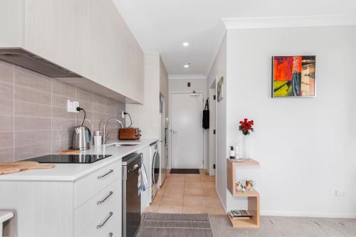 Η κουζίνα ή μικρή κουζίνα στο Harbourside Haven - Whangaparāoa Studio Apartment