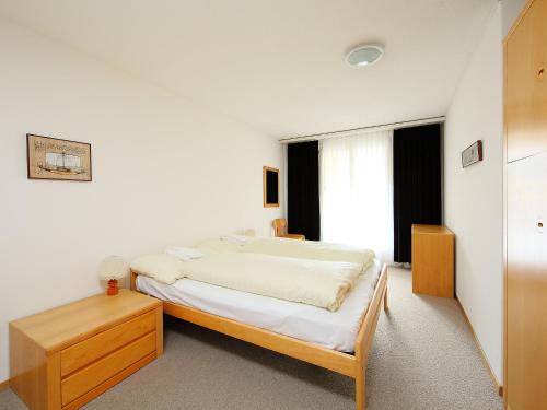 Een bed of bedden in een kamer bij Apartment Allod-Park-54 by Interhome
