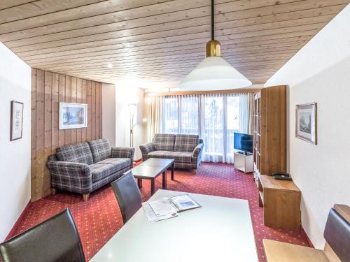 uma sala de estar com mesa e cadeiras em Apartment Chalet Abendrot-25 by Interhome em Grindelwald