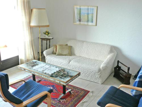 - un salon avec un canapé et une table basse dans l'établissement Apartment Residence Miralago - Utoring Apt- A6 by Interhome, à Piazzogna