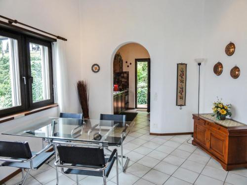 une salle à manger avec une table et des chaises en verre dans l'établissement Apartment Miralago - Utoring-44 by Interhome, à Piazzogna