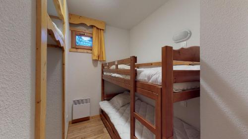 une chambre avec deux lits superposés dans une pièce dans l'établissement Chartreuse 1 029-FAMILLE & MONTAGNE appart 6 pers, à Chamrousse