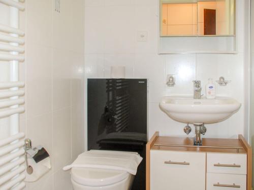 Ένα μπάνιο στο Apartment Residenza Lido Appartment 9 by Interhome
