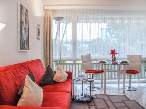 ロカルノにあるApartment Residenza Lido-2 by Interhomeのリビングルーム(赤いソファ、テーブル付)