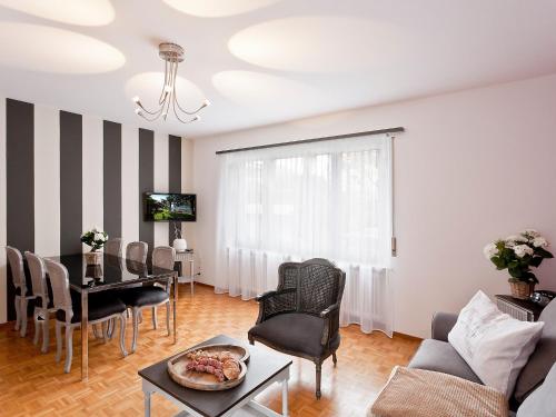 un salon avec un canapé et une table dans l'établissement Apartment Suite-17 by Interhome, à Ascona