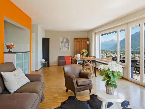 ein Wohnzimmer mit einem Sofa, Stühlen und einem Tisch in der Unterkunft Apartment Suite Modern-13 by Interhome in Ascona