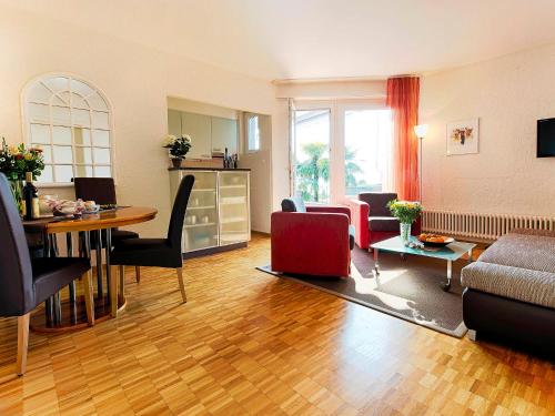 ein Wohnzimmer mit einem Sofa und einem Tisch in der Unterkunft Apartment Junior Suite Classic-21 by Interhome in Ascona