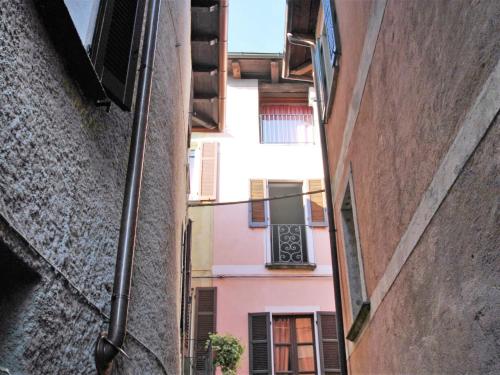 uma vista para um beco entre dois edifícios em Apartment Mansarda by Interhome em Orta San Giulio