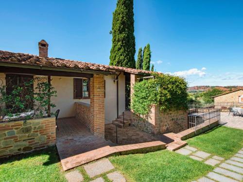 RaviglianoにあるApartment Casa Graziani-2 by Interhomeのパティオと庭付きの家