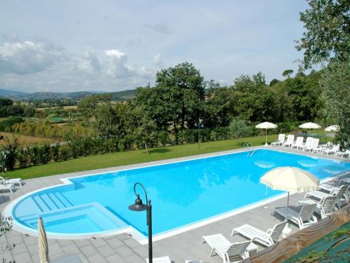 una gran piscina con sillas y sombrillas en Holiday Home Casa Graziani-1 by Interhome, en Ravigliano