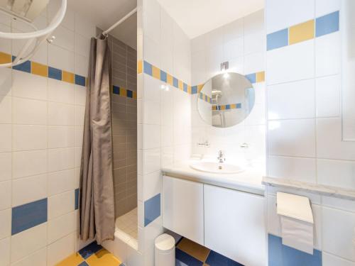 Ένα μπάνιο στο Apartment Biaritz 001 by Interhome