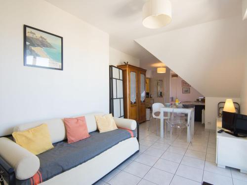 un salon avec un canapé et une table dans l'établissement Studio Aillerie by Interhome, à Dinard