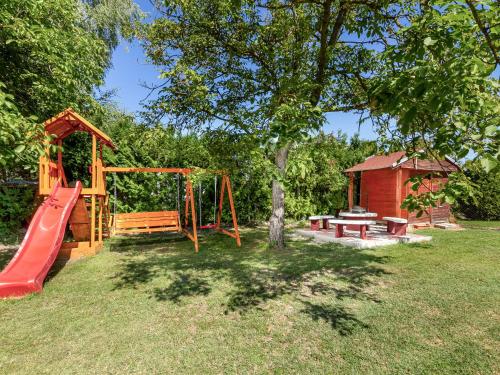 plac zabaw ze zjeżdżalnią i ławką w obiekcie Holiday Home Sunny by Interhome w mieście Balatonkeresztúr