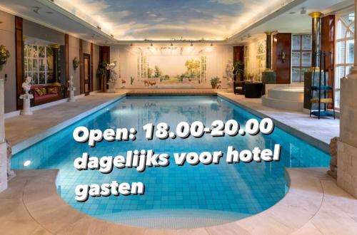 una piscina en una casa con las palabras abiertas en Amsterdamgarden - Nardinclant - Laren NH en Laren