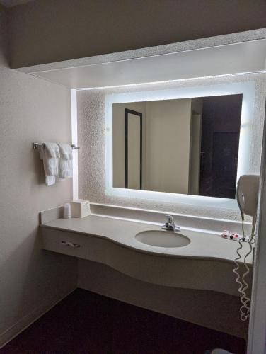 Salle de bains dans l'établissement Howard Johnson by Wyndham Chattanooga Lookout Mountain I-24