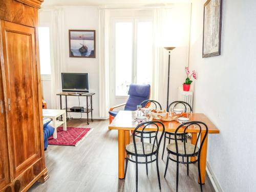 een woonkamer met een eettafel en stoelen bij Apartment Beauchesne by Interhome in Saint-Malo