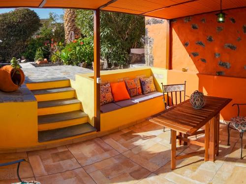 un patio con sofá y mesa en Holiday Home Titi, en Fuencaliente de la Palma