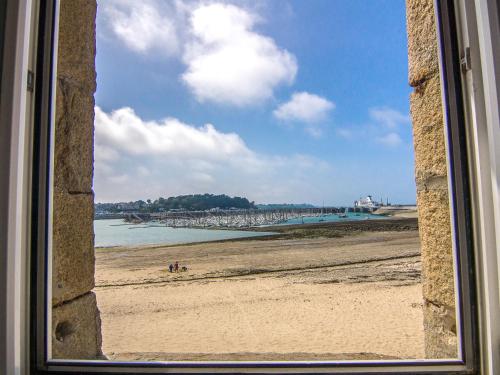 - une vue sur la plage depuis la fenêtre dans l'établissement Apartment Dauphine by Interhome, à Saint-Malo