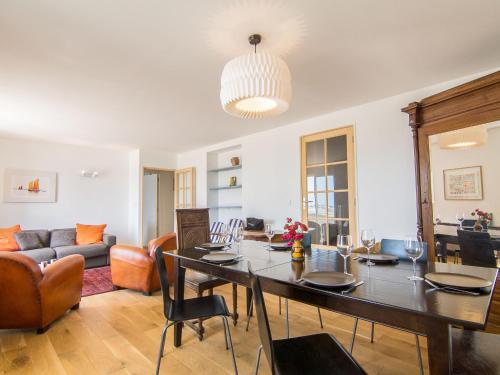 un salon avec une table et un canapé dans l'établissement Apartment Dauphine by Interhome, à Saint-Malo