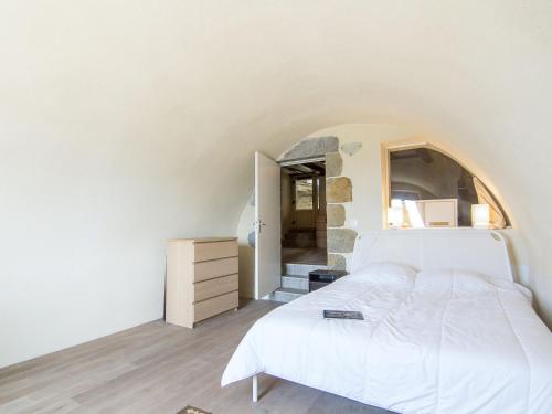 une chambre avec un lit blanc et un miroir dans l'établissement Apartment Dauphine by Interhome, à Saint-Malo
