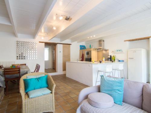un salon avec un canapé et une cuisine dans l'établissement Holiday Home Hoche by Interhome, à Kerhostin