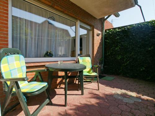 2 Stühle und ein Tisch auf der Terrasse in der Unterkunft Apartment Jolle by Interhome in Norddeich