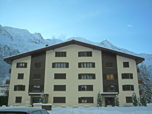 un grand bâtiment avec de la neige devant une montagne dans l'établissement Apartment Le Cristal des Glaces by Interhome, à Chamonix-Mont-Blanc