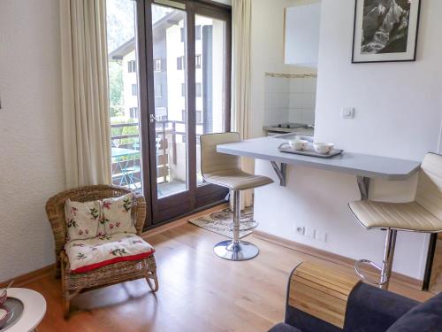 une cuisine avec une table et des chaises dans une pièce dans l'établissement Apartment Le Cristal des Glaces by Interhome, à Chamonix-Mont-Blanc