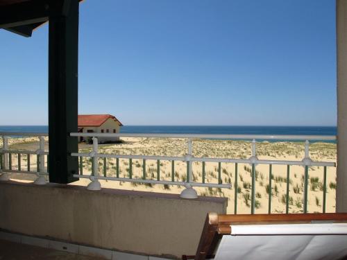 ミミザン・プラージュにあるApartment les Goelands by Interhomeのビーチの景色を望むバルコニーが備わります。