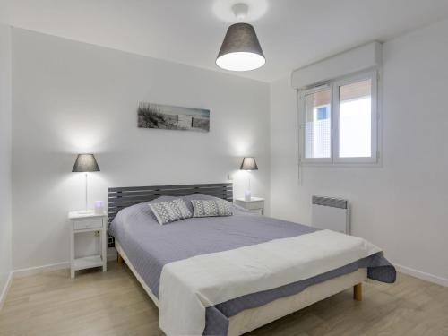une chambre blanche avec un lit et une fenêtre dans l'établissement Apartment L'Oustalet-2 by Interhome, à Mimizan-Plage