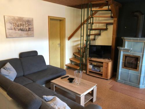 ein Wohnzimmer mit einem Sofa und einem Kamin in der Unterkunft Holiday Home Norderney by Interhome in Norddeich