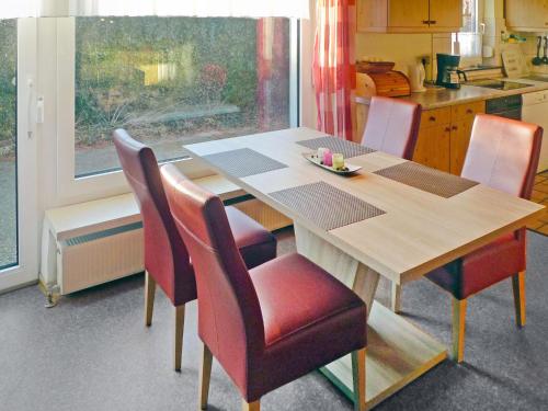 ノルトダイヒにあるHoliday Home Norderney by Interhomeのダイニングルーム(テーブル、椅子付)