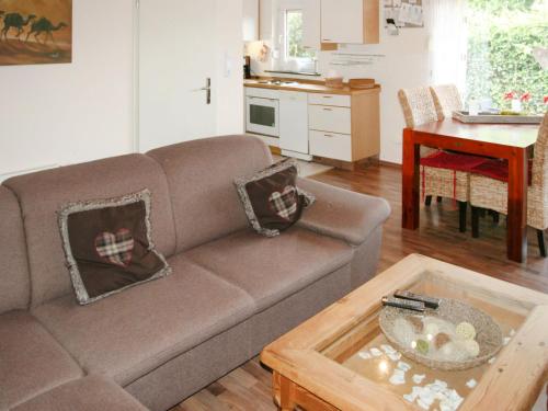 ein Wohnzimmer mit einem Sofa und einem Tisch in der Unterkunft Holiday Home Norderney by Interhome in Norddeich