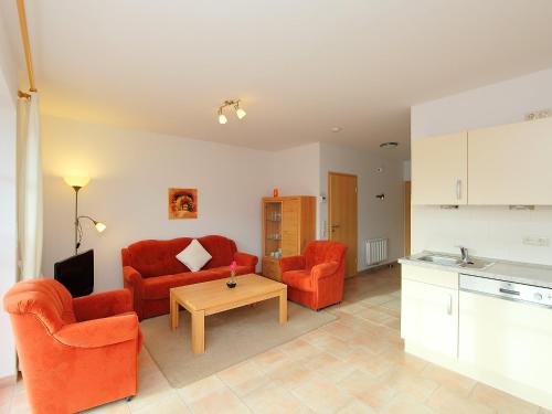 een woonkamer met 2 stoelen en een tafel bij Apartment Osterriede by Interhome in Norddeich