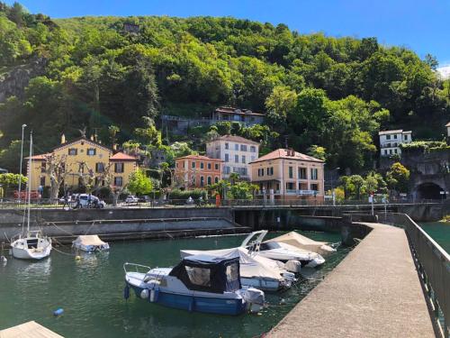 Eine Gruppe von Booten liegt in einem Hafen vor Anker. in der Unterkunft Apartment Piazzetta by Interhome in Maccagno Inferiore