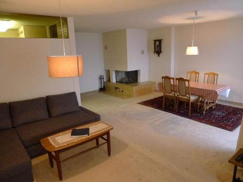 Uma área de estar em Apartment Seeblick by Interhome